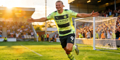 足球运动员埃尔林·哈兰德在比赛中庆祝进球